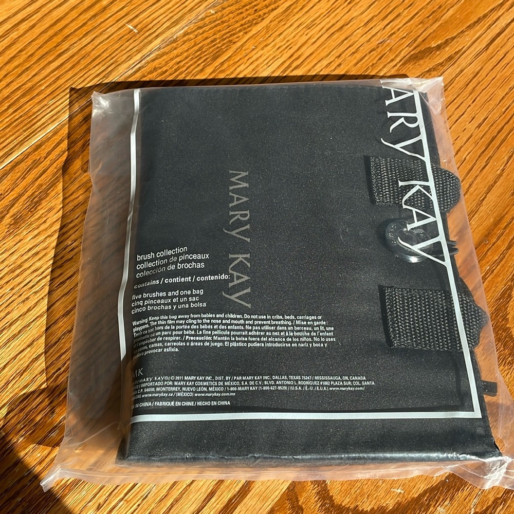 Mary Kay brush collection comes with bag and 5 brushes